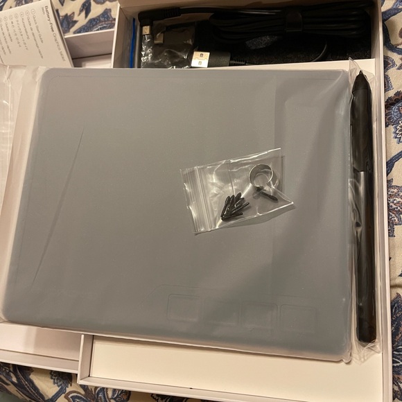 Black Graphics Tablet - Picture 4 of 10